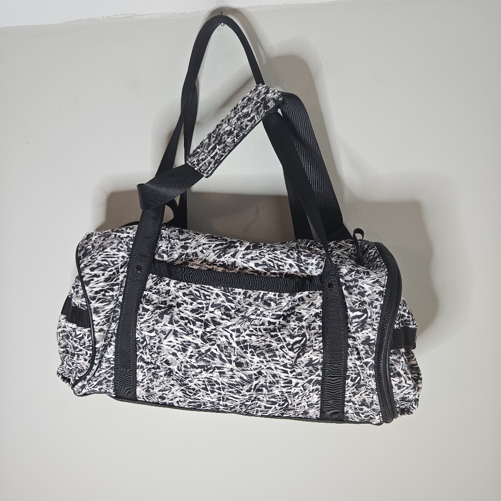 Lululemon Run Ways Duffel Ripple Seal Grey Black Nylon Straps